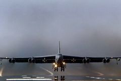 Na Guamu se při startu zřítil americký bombardér B-52. Všech sedm vojáků se katapultovalo