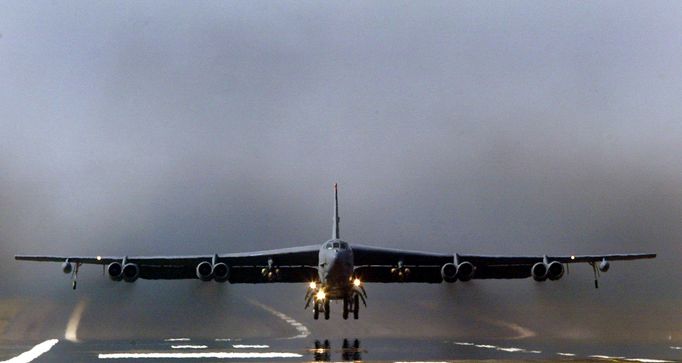 Strategické bombardéry B-52 startují do operací proti Islámskému státu ze základny v Kataru.