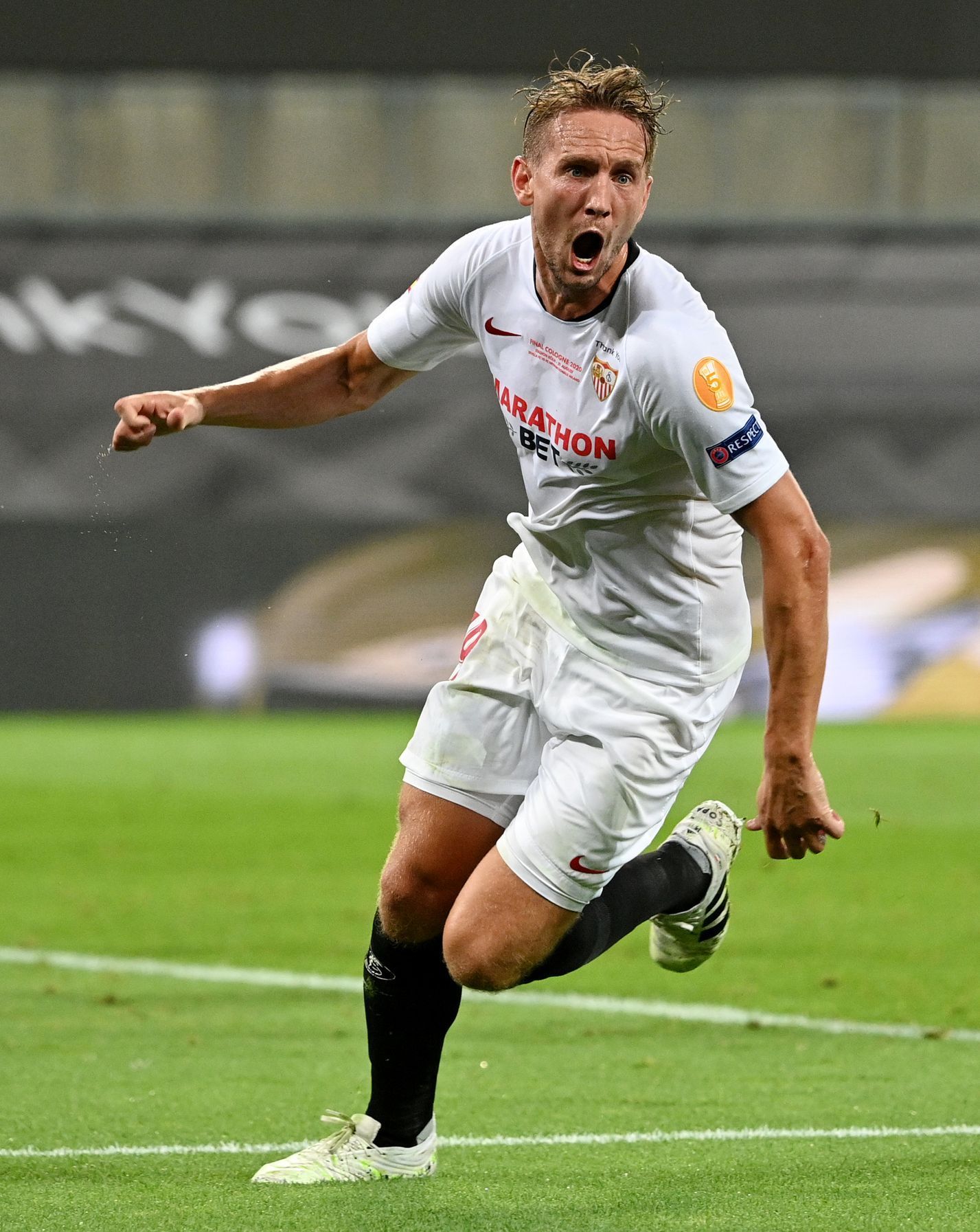 Luuk de Jong slaví gól ve finále EL Sevilla - Inter Milán