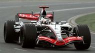 Kimi Räikkönen s mclarenem stíhá vedoucího jezdce Velké ceny Austrálie Fernanda Alonsa.