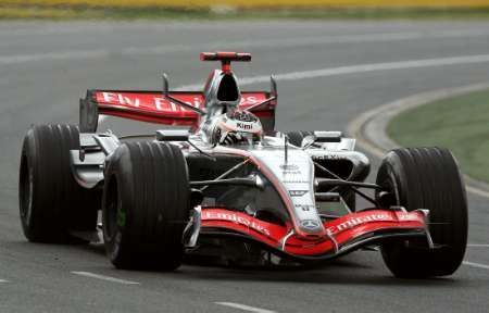 Kimi Räikkönen s mclarenem stíhá vedoucího Alonsa