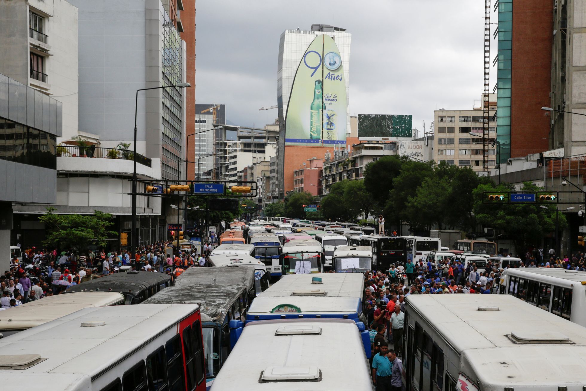 Karakas - demonstrace - autobusy