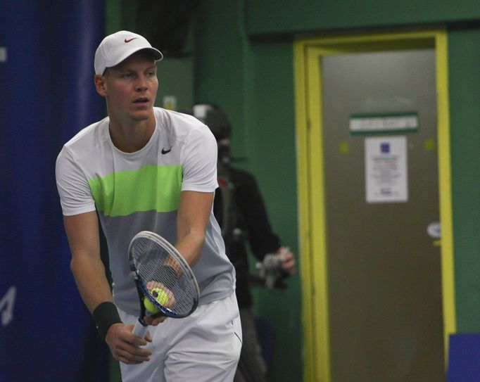 Tomáš Berdych zvládl svůj finálový zápas s menším zaškrtnutím ve druhém setu,...