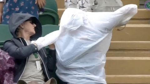 Fanoušci Wimbledonu si utahují z líného Nadala i z diváka bojujícího s pláštěnkou