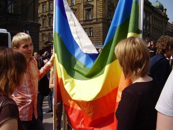 Pod duhovou vlajkou se v Krakově sešly stovky demonstrantů.