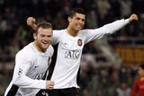 Wayne Rooney se raduje s Cristianem Ronaldem ze druhého gólu do sítě AS Řím ve čtvrtfinále Ligy mistrů.