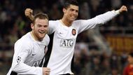 Wayne Rooney se raduje s Cristianem Ronaldem ze druhého gólu do sítě AS Řím ve čtvrtfinále Ligy mistrů.