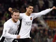 Wayne Rooney se raduje s Cristianem Ronaldem ze druhého gólu do sítě AS Řím ve čtvrtfinále Ligy mistrů.