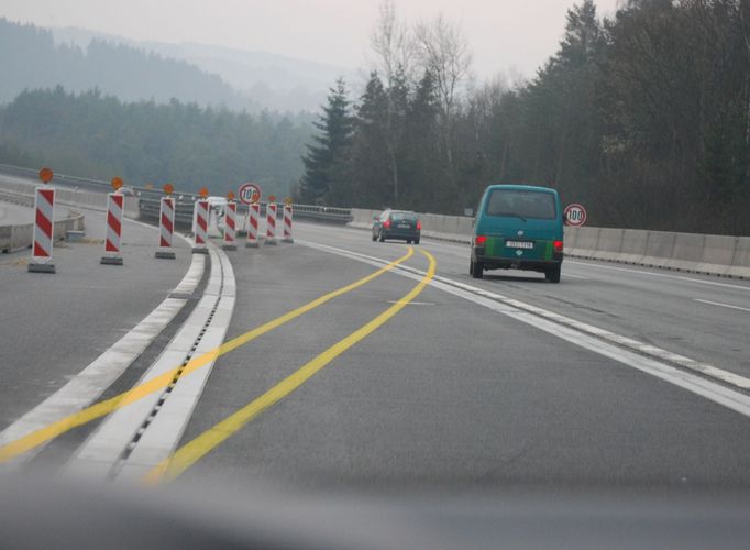 Na 75. kilometru se řidiči konečně dočkají opět běžné šířky jízdních pruhů.