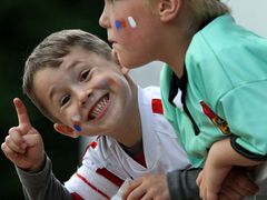 Mladí čeští fanoušci. 6 tisíc zaplněných míst na tribunách hnalo domácí hráče nadšeně kupředu.