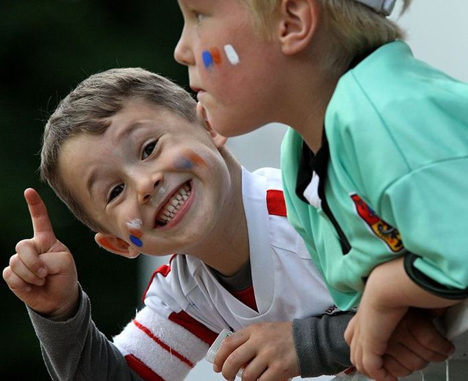 Mladí čeští fanoušci. 6 tisíc zaplněných míst na tribunách hnalo domácí hráče nadšeně kupředu.