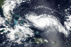 Hurikán Isaias dorazil na východní pobřeží USA, déšť může vyvolat bleskové povodně
