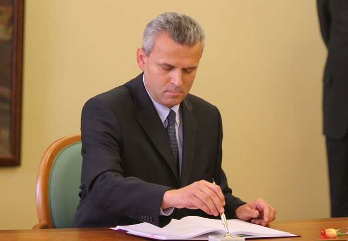 Ministr Karel Kuhnl podepisuje smlouvu o dodávce obrněných transportérů