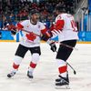 Kanaďané Andrew Ebbett a Brandon Kozun slaví gól v zápase o 3. místo Česko - Kanada na ZOH 2018