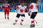 Kanaďané Andrew Ebbett a Brandon Kozun slaví gól v zápase o 3. místo Česko - Kanada na ZOH 2018