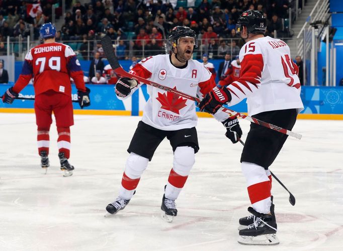 Kanaďané Andrew Ebbett a Brandon Kozun slaví gól v zápase o 3. místo Česko - Kanada na ZOH 2018