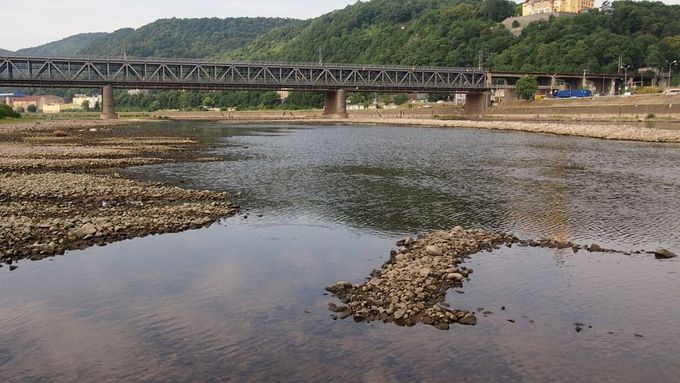 Potíže se suchem jsou dobře patrné na nízké hladině řek. Na snímku Labe v Ústí. Ilustrační foto.