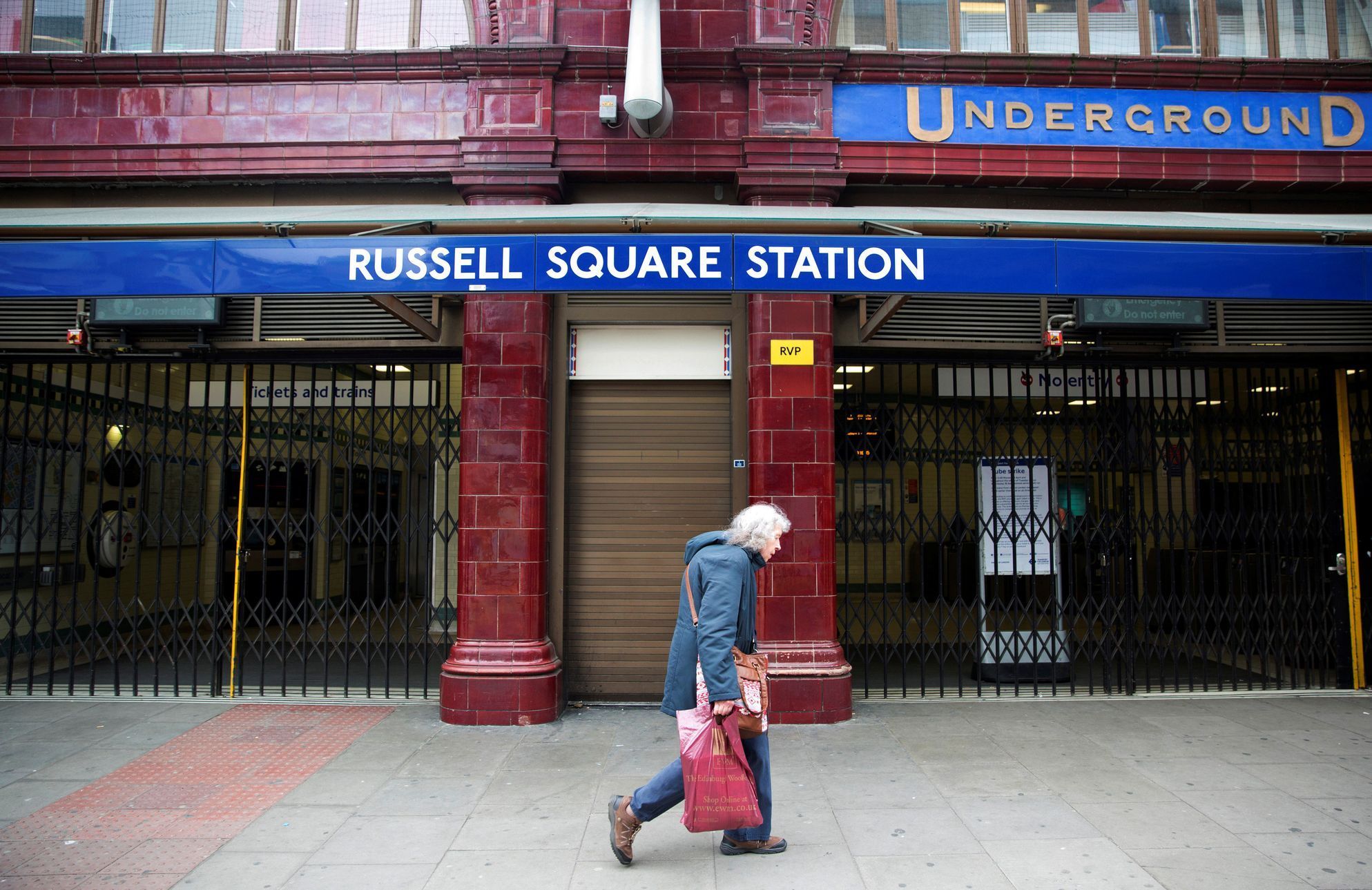 Zavřená stanice londýnského metra Russell Square