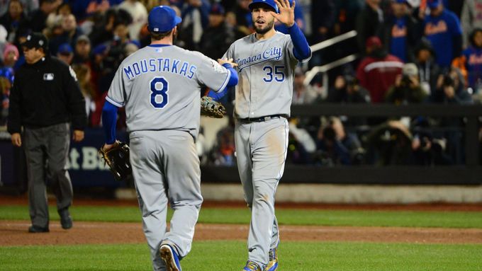 Radost baseballistů Kansasu City po výhře na hřišti NY Mets