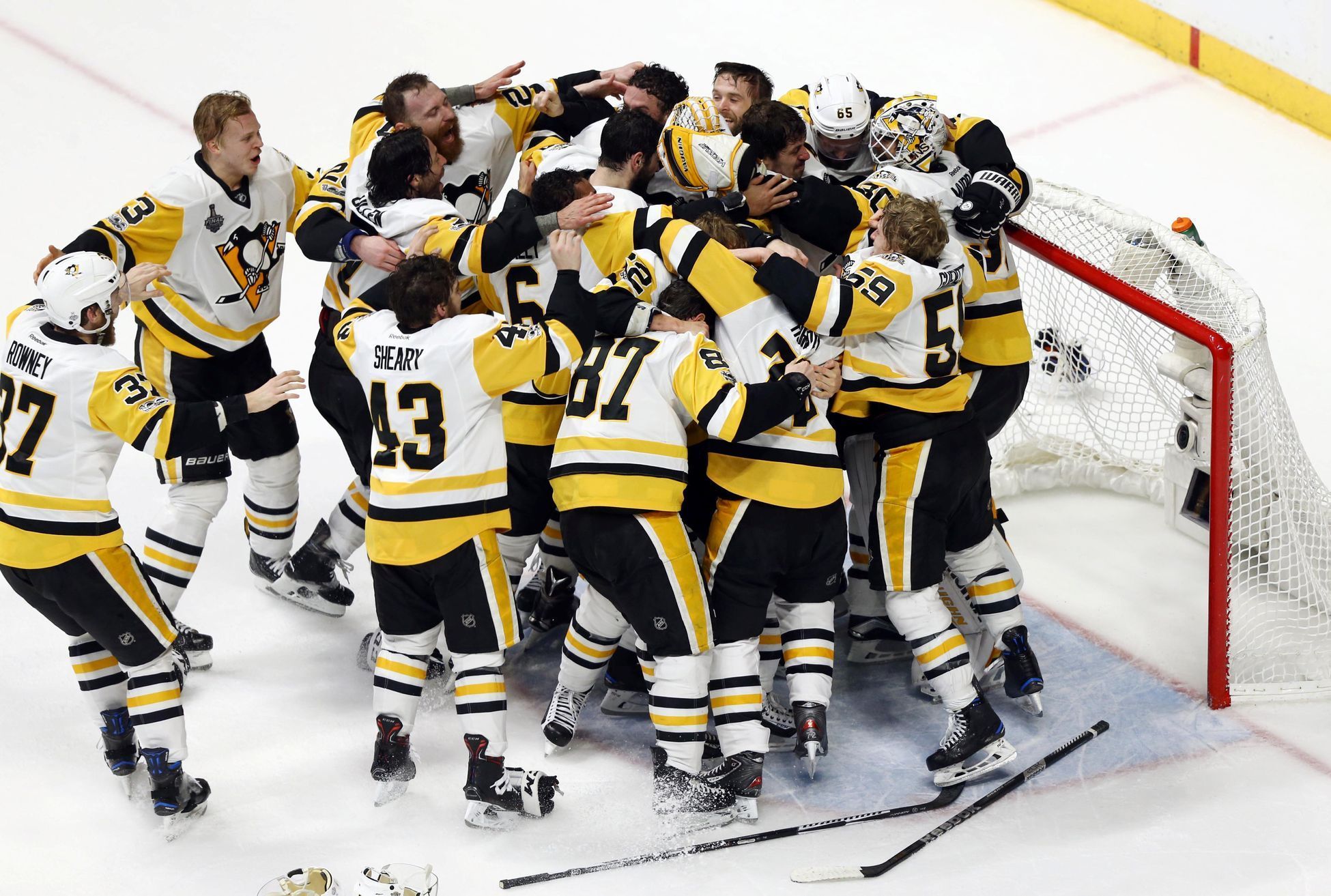 Hokejisté Pittsburghu slaví obhajobu Stanley Cupu
