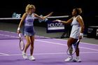 Siniaková rozjela Turnaj mistryň úspěšně. S Američankou zvládly úvodní drama