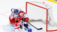 David Pastrňák překonává Frederika Dichowa v zápase s Dánskem na MS 2025