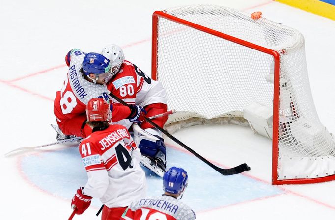 David Pastrňák překonává Frederika Dichowa v zápase s Dánskem na MS 2025.