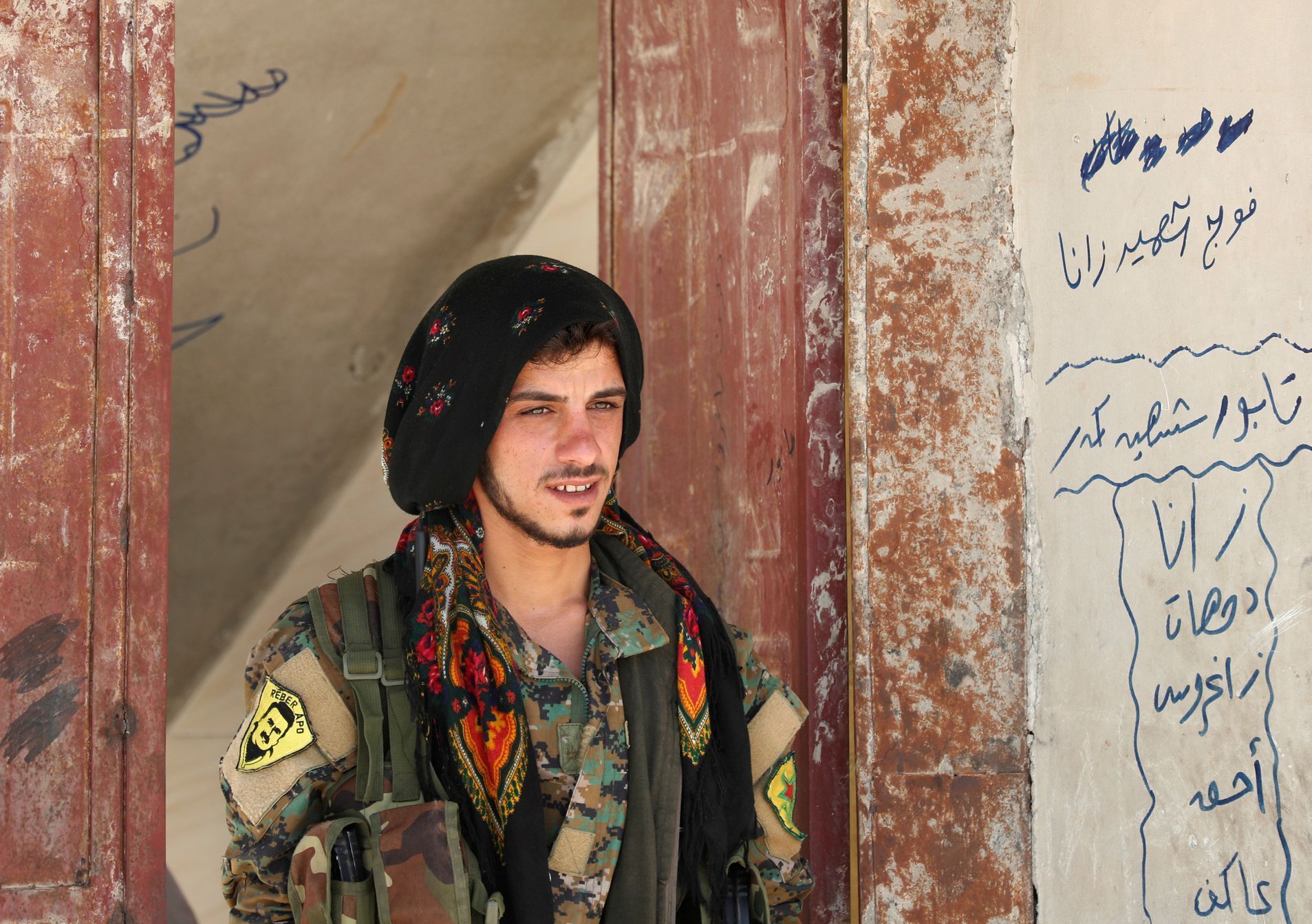 Kurdský voják z YPG v Rakce.