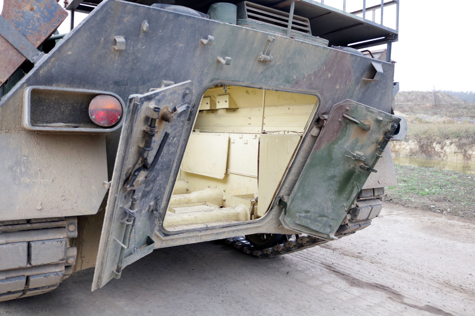Obrněný pásový transporter Saurer 4K 4FA