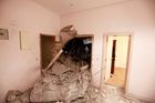 Trosky vládního komplexu, na který zaútočilo NATO a který po úroku ukázala médiím libyjská vláda.