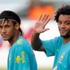 Neymar a Marcelo na tréninku brazilské fotbalové reprezentace před OH Londýn 2012