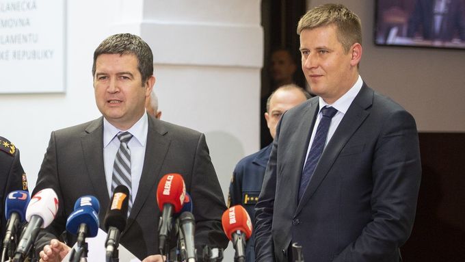 Ministři Jan Hamáček a Tomáš Petříček jasně pojmenovali současné chování Ruska vůči Česku jako snahu zasahovat do našich záležitostí.