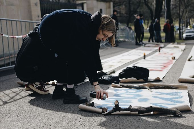 Protest proti ruské invazi na Ukrajině před ruskou ambasádou v Praze.