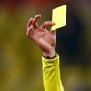Javier Mascherano z Barcelony inkasuje žlutou kartu