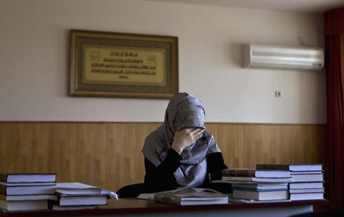 A student attends a lesson in Sharia law at the Russian Islamic University in the Chechen capital Grozny April 23, 2013. The naming of two Chechens, Dzhokhar and Tamerlan Tsarnaev, as suspects in the Boston Marathon bombings has put Chechnya - the former site of a bloody separatist insurgency - back on the world's front pages. Chechnya appears almost miraculously reborn. The streets have been rebuilt. Walls riddled with bullet holes are long gone. New high rise buildings soar into the sky. Spotless playgrounds are packed with children. A giant marble mosque glimmers in the night. Yet, scratch the surface and the miracle is less impressive than it seems. Behind closed doors, people speak of a warped and oppressive place, run by a Kremlin-imposed leader through fear. Picture taken April 23, 2013. REUTERS/Maxim Shemetov (RUSSIA - Tags: SOCIETY POLITICS RELIGION EDUCATION) ATTENTION EDITORS: PICTURE 29 OF 40 FOR PACKAGE 'INSIDE MODERN CHECHNYA'. SEARCH 'REBUILDING CHECHNYA' FOR ALL IMAGES Published: Kvě. 1, 2013, 8:19 dop.