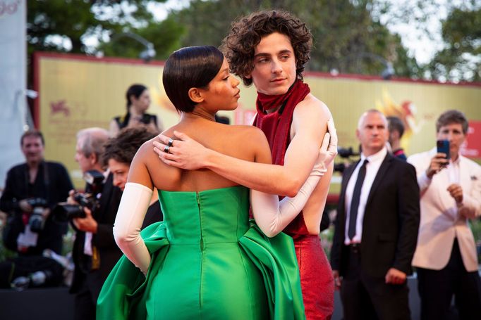 Taylor Russellová a Timothée Chalamet na benátském festivalu.