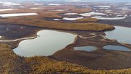 Věčně zmrzlá půda, známá také pod anglickým termínem permafrost (vznikl sloučením slov "permanent" a "frosty", neboli stále zmrzlý), se nachází v polárních oblastech a ani v létě nerozmrzá. Je to nejsvrchnější část litosféry, která má alespoň dva roky v kuse teplotu nula stupňů Celsia a méně.