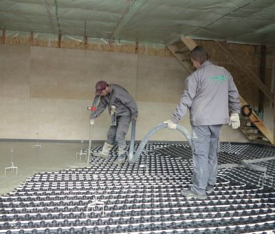 Aplikace litého cementového potěru CEMFLOW na stavbě rodinného domu