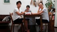 Tříčlenná rodina z Japonska žije v druhém největším japonském městě Jokohama. "Svou uhlíkovou stopu se snažíme zmírňovat, jak jen můžeme," říká matka tříměsíční dcery. "Jsme si dobře vědomi toho, jaký dopad na životní prostředí můžeme mít. Nejprve jsme se rozhodli snížit spotřebu plastů. Vztahuje se to jak na potraviny, tak i oblečení a spoustu dalších produktů. Recyklace je pro nás rozhodně až poslední volbou, určitě ne první," dodává. Místo jednorázových lahví například používají takové, které se dají znovu využít. "Naše zubní kartáčky jsou vyrobené z bambusu a nákupní tašky používáme opakovaně tak dlouho, jak jen to je možné," říká.
