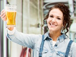 Ženy stály u rozvoje pivního průmyslu. Pak je opilí muži nařkli z čarodějnictví