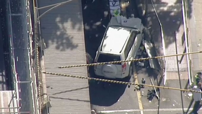 Muž v Melbourne najel autem do davu lidí, policie ho zadržela