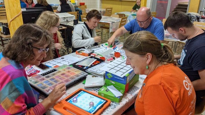 Obrazem: Tak ladí formu učitelé informatiky. Místo dovolené krotí v Lipnici roboty; Zdroj foto: Škola učitelů informatiky/Matfyz