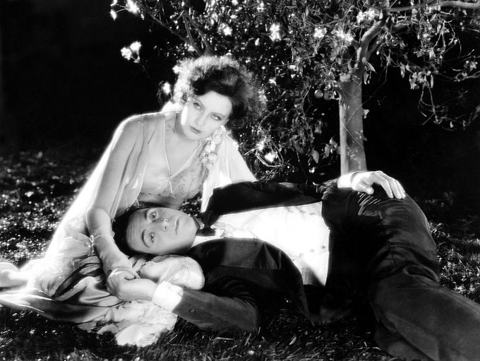 Greta Garbo a Ricardo Cortez ve scéně z jejího prvního amerického filmu Proud (The Torrent) z roku 1926, který z ní učinil hvězdu.