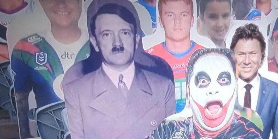 Fotografie Adolfa Hitlera v hledišti při utkání australské ragbyové ligy