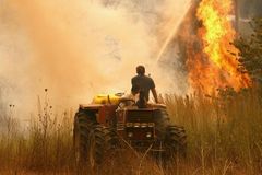 Jih Kalifornie v plamenech, hoří i domy celebrit