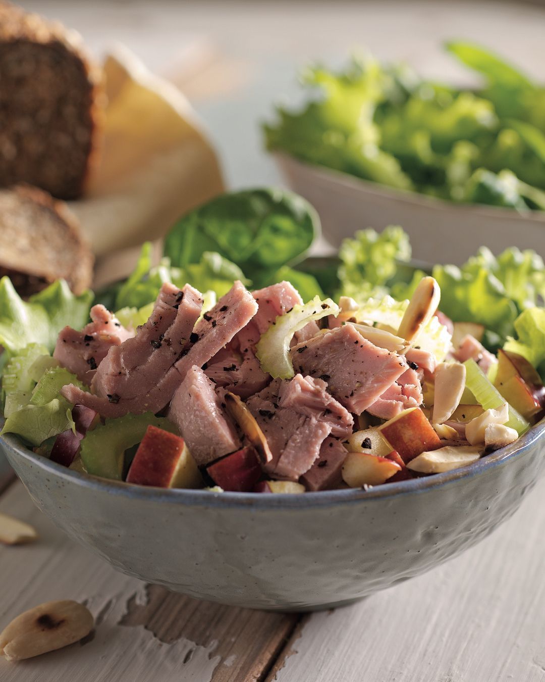 tunakovy salat s jablky, zena