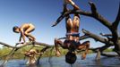 Yawalapiti children play over the Xingu River in the Xingu National Park, Mato Grosso State, May 9, 2012. In August the Yawalapiti tribe will hold the Quarup, which is a ritual held over several days to honour in death a person of great importance to them. This year the Quarup will be honouring two people - a Yawalapiti Indian who they consider a great leader, and Darcy Ribeiro, a well-known author, anthropologist and politician known for focusing on the relationship between native peoples and education in Brazil. Picture taken May 9, 2012. REUTERS/Ueslei Marcelino (BRAZIL - Tags: ENVIRONMENT SOCIETY) ATTENTION EDITORS - PICTURE 16 OF 28 FOR PACKAGE 'LIFE WITH THE YAWALAPITI TRIBE' TEMPLATE OUT Published: Kvě. 15, 2012, 5:10 odp.