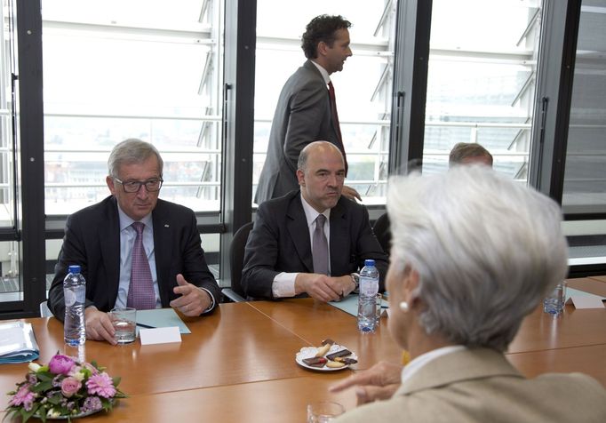 Výkonná ředitelka MMF Christine Lagardeová (zády) a předseda Evropské komise Jean-Claude Juncker (vlevo) čekají na příjezd řeckého premiéra Alexise Tsiprase.