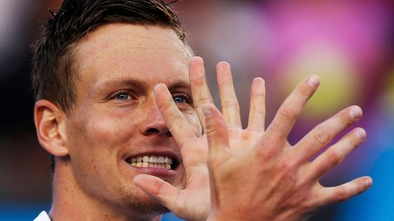 Tomáš Berdych si mohl spokojeně zatleskat, už je ve čtvrtfinále Australian Open. Podívejte se, jak si poradil se svým nedělním soupeřem.