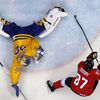 Kanada-Švédsko, finále: Sidney Crosby dává  Henriku Lundqvistovi gól na 2:0